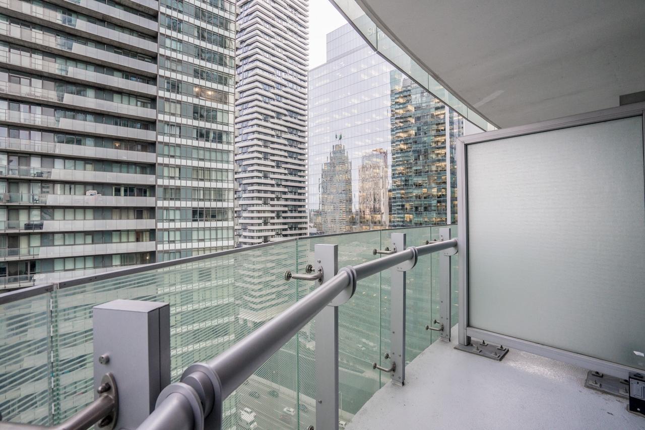 Aaira Suites Toronto Bagian luar foto